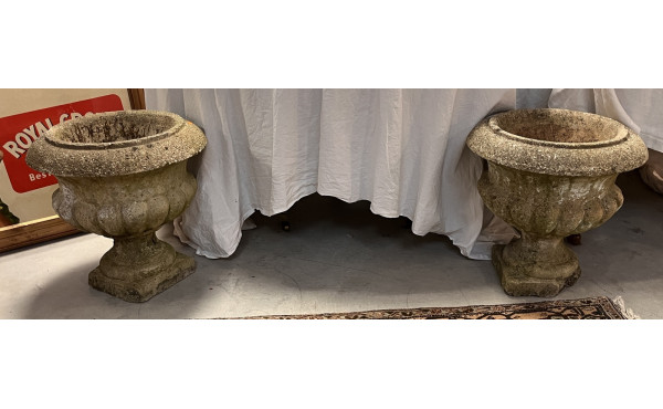 Paire de vases de jardin forme Médicis p
