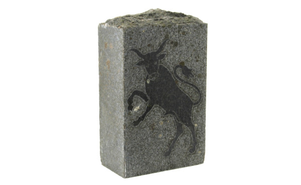 Borne en granit à décor d'un taureau, H.