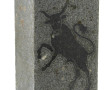Borne en granit à décor d'un taureau, H.