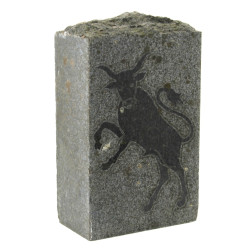 Borne en granit à décor d'un taureau, H.