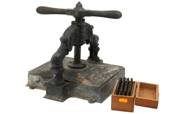 Presse ancienne en fonte à décor de masc