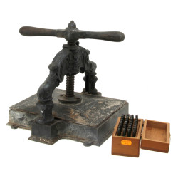 Presse ancienne en fonte à décor de masc