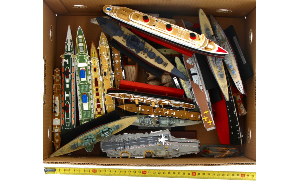 Collection de petites maquettes de navir