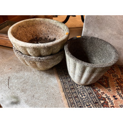 3 pots de jardin dont une paire en pierr