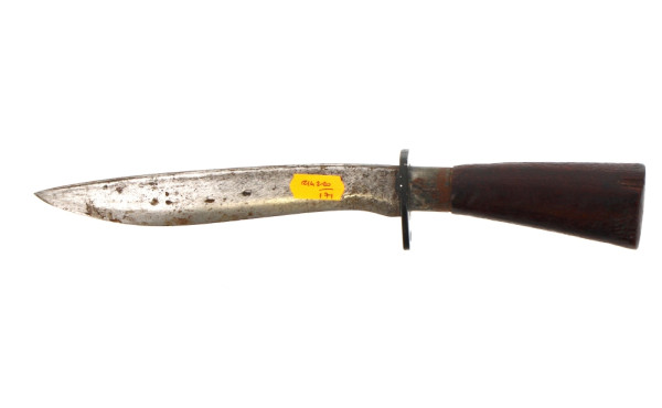 Couteau de combat (marquage à déchiffrer
