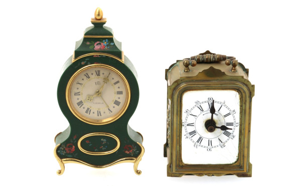 Deux pendulettes : l'une ancienne en lai