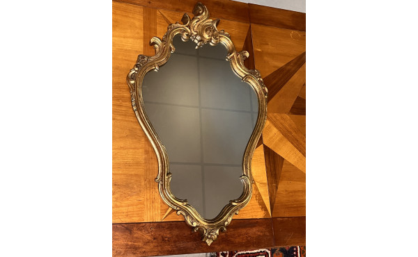 Miroir rocaille à encadrement doré, 72 x