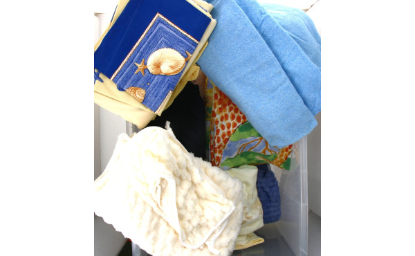 Caisse de linge de maison dont plaids, s