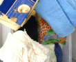 Caisse de linge de maison dont plaids, s
