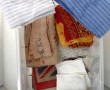Caisse de linge de maison dont plaids, s
