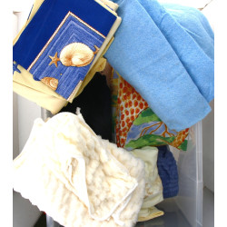 Caisse de linge de maison dont plaids, s