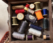 Travailleuse en bois garnie de mercerie