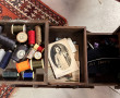Travailleuse en bois garnie de mercerie