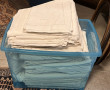 Caisse de draps dont une parure de draps