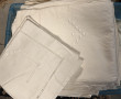Caisse de draps dont une parure de draps