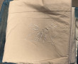 Caisse de draps dont une parure de draps