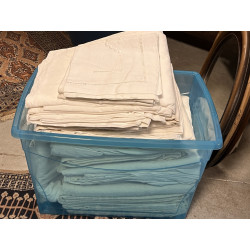 Caisse de draps dont une parure de draps
