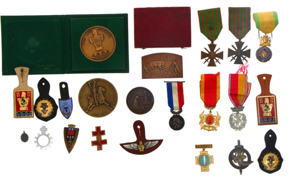 Lot de médailles dont 2 Croix du Combatt