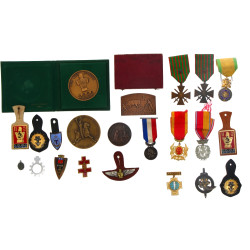 Lot de médailles dont 2 Croix du Combatt