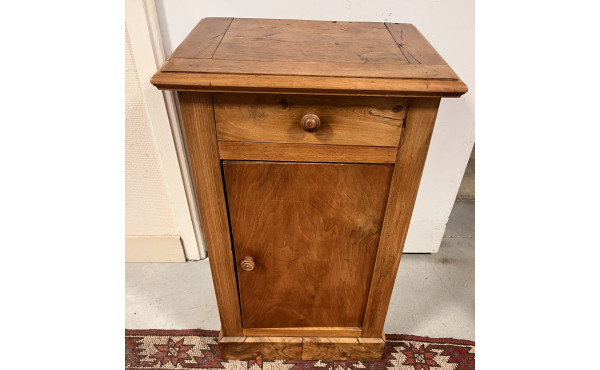 Petit chevet ancien en bois fruitier ouv