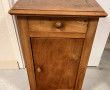 Petit chevet ancien en bois fruitier ouv