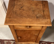 Petit chevet ancien en bois fruitier ouv