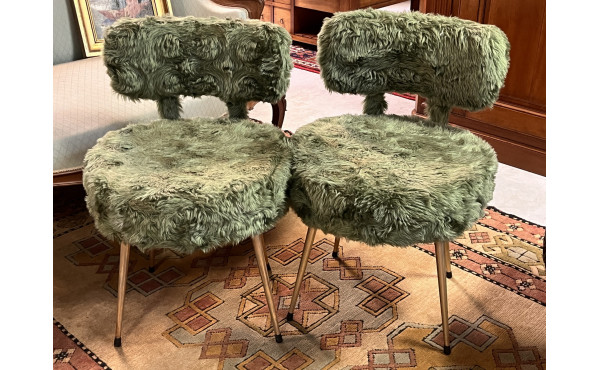 Paire de chaises basses en fourrure synt