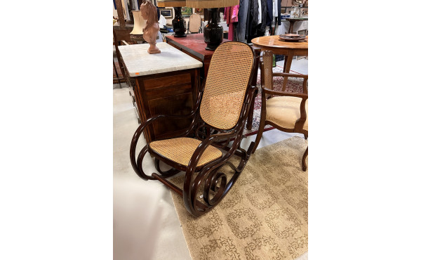 Fauteuil rocking chair en bois cintré