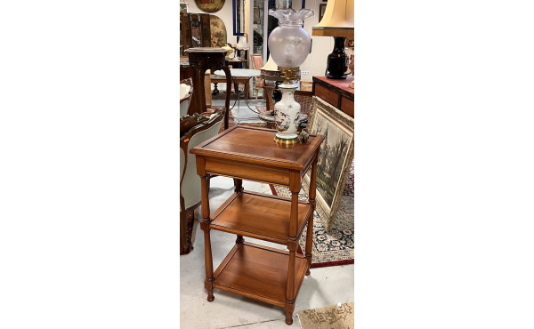 Table d'appoint en bois fruitier, 3 plat