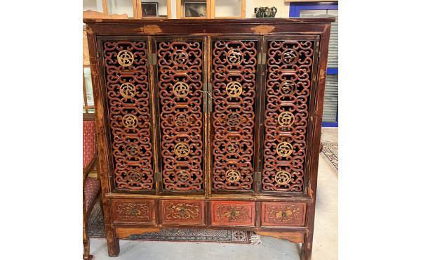 Armoire chinoise laquée rouge et or, faç