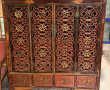 Armoire chinoise laquée rouge et or, faç