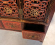 Armoire chinoise laquée rouge et or, faç