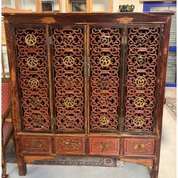 Armoire chinoise laquée rouge et or, faç