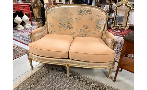 Canapé de style Louis XVI en bois laqué 
