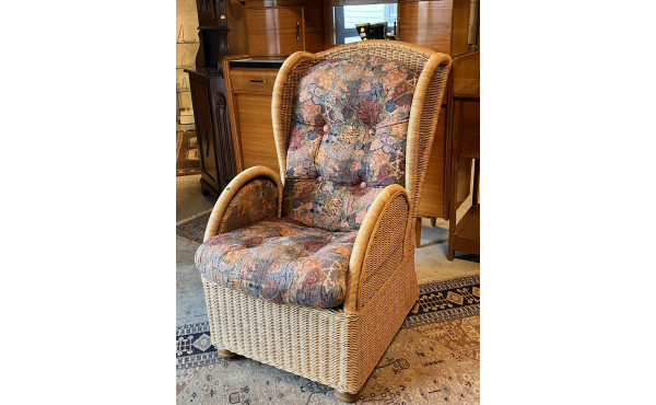 Fauteuil à oreilles en rotin. H 108 x L 