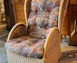 Fauteuil à oreilles en rotin. H 108 x L 
