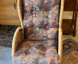 Fauteuil à oreilles en rotin. H 108 x L 