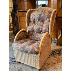 Fauteuil à oreilles en rotin. H 108 x L 