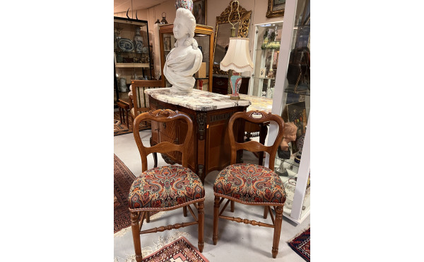 Paire de chaises en bois fruitier sculpt