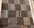 Tapis souple moderne dans les tons bruns