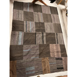 Tapis souple moderne dans les tons bruns