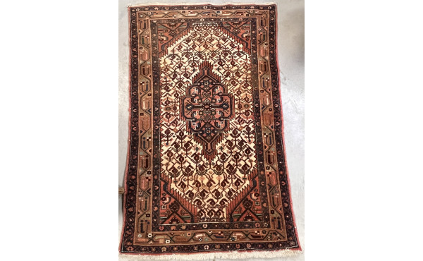 Tapis iranien en laine points noués, 156