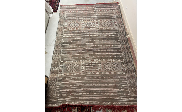 MAROC - Tapis dans les tons gris et roug