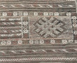MAROC - Tapis dans les tons gris et roug