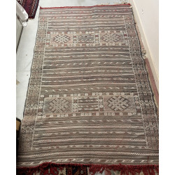 MAROC - Tapis dans les tons gris et roug