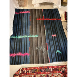 Tapis kilim en laine dans les tons bleu 