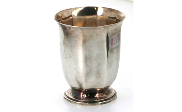 Timbale en argent, forme tulipe à pans c