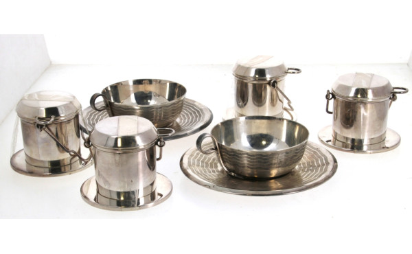 Paire de tasses en métal argenté et 4 fi