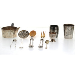Lot de pièces en métal argenté comprenan
