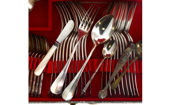 Ménagère en métal argenté modèle uniplat